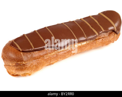 Pane appena sfornato gustoso cioccolato Eclair Bignè dolci panini isolata contro uno sfondo bianco con spazio copia di un tracciato di ritaglio e nessun popolo Foto Stock