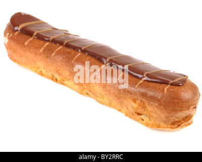 Pane appena sfornato gustoso cioccolato Eclair Bignè dolci panini isolata contro uno sfondo bianco con spazio copia di un tracciato di ritaglio e nessun popolo Foto Stock