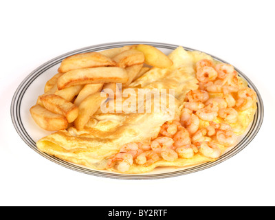 Fresca di gamberi cotti o frittata di gamberi e chips isolata contro uno sfondo bianco con nessun popolo e un tracciato di ritaglio Foto Stock