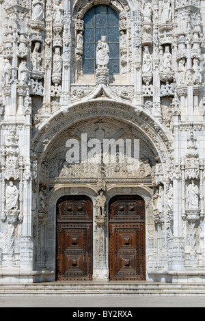 Il Portale del sud, il Mosteiro dos Jerónimos, Bélem, Lisbona, Portogallo Foto Stock