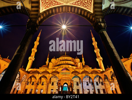 La Moschea Blu ('Sultanahmet Camii') ad Istanbul in Turchia, di notte Foto Stock