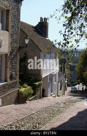 Ripida strada acciottolata noto come Keere Street. Lewes. East Sussex. Inghilterra Foto Stock