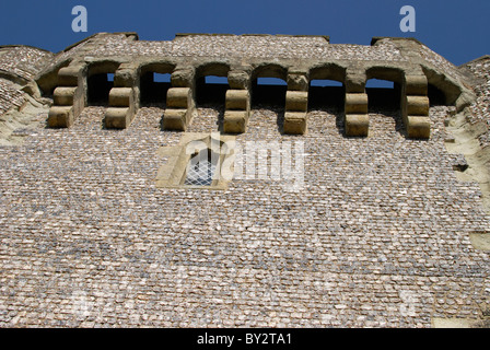 È possibile visualizzare fino a omicidio fori sulle merlature della torre di gateway all'entrata di Lewes Castle. East Sussex. Inghilterra Foto Stock