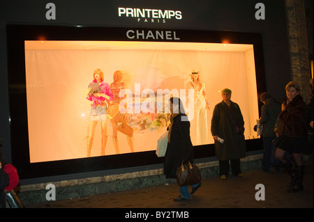 Parigi, Francia, Shopping, grandi magazzini Printemps, all'aperto, Chanel Shop finestra illuminata, donna Walking Night, Store Front, francia luce finestre notte Foto Stock