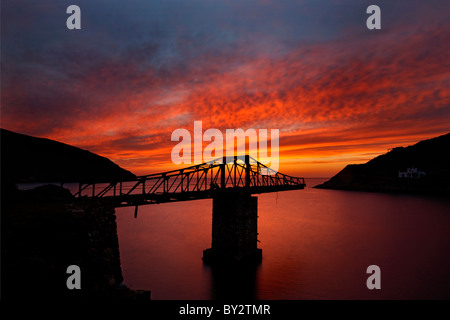 Grecia SERIFOS isola, Mega Livadi village. Un vecchio, abbandonato "ponte" o "scaletta" utilizzato per il caricamento dei minerali per navi. Foto Stock