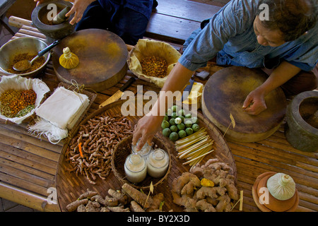 Preparazione di medicinali a base di erbe usando ingredienti naturali per applicazione alla pelle, al 'Thai Cultural Center' Foto Stock