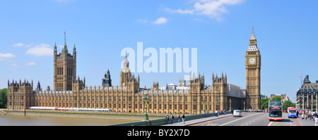 Iconico vista panoramica a Casa del Parlamento al Big Ben e a Westminster Bridge con Victoria Tower tour bus & Fiume Tamigi Londra Inghilterra REGNO UNITO Foto Stock