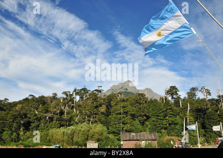 Cielo blu, verde mountain view argentino di bandiera dal montante di un catamarano ormeggiato a Puerto beati, Ande, Argentina Foto Stock