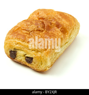 Pain au chocolate pasticceria francese dalla prospettiva bassa isolato su bianco. Foto Stock