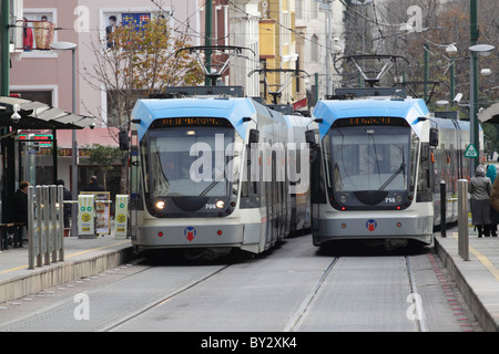 Due Bombardier Flexity Swift bassa tram a pianale passando a vicenda per le strade di Istanbul Foto Stock
