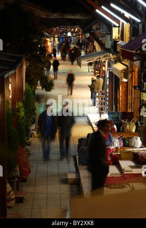 Scena notturna in un bazar vicino alla Moschea Blu di Istanbul con persone che mostra il movimento Foto Stock