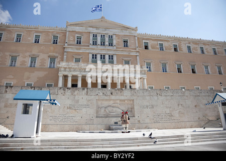 Il cambio della guardia ha luogo in dal palazzo del parlamento di Atene. Foto Stock