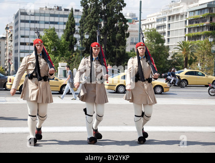 Le protezioni portando fucile marciando verso il parlamento di Atene. Foto Stock