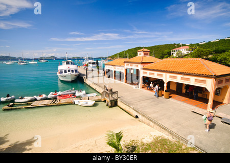 CRUZ BAY, St. John, Isole Vergini americane - le barche sono ormeggiate al terminal dei traghetti di Cruz Bay a St. John, nelle Isole Vergini americane. Questo vivace porto funge da punto di accesso principale all'isola, facilitando il trasporto tra St. John e altre destinazioni negli Stati Uniti e nelle Isole Vergini britanniche. Foto Stock