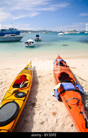 CRUZ BAY, St. John, Isole Vergini americane: Kayak colorati fiancheggiano la spiaggia di Christian Cove a Cruz Bay, la città principale e il porto di ingresso a St. John nelle Isole Vergini americane. Queste vivaci moto d'acqua offrono ai visitatori l'opportunità di esplorare la costa e di divertirsi in acqua, mostrando le popolari attività all'aperto disponibili su questa isola caraibica. Foto Stock