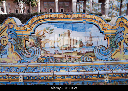 Il celebre chiostro delle Clarisse di Santa Chiara, Napoli con preziose piastrelle di maiolica in moda rococò Foto Stock