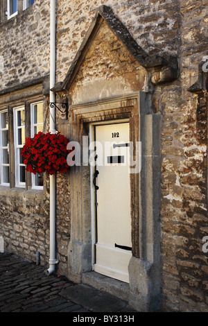 Porta di fronte di un vecchio Weavers Cottage nel villaggio di Corsham, Wiltshire, Inghilterra, Regno Unito Foto Stock