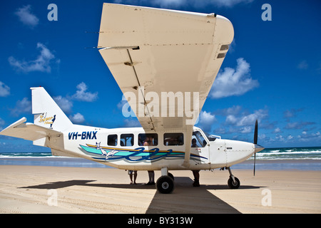 Un aeromobile leggero offerta tours off il 75 miglia di spiaggia su Fraser Island, in Australia. Foto Stock