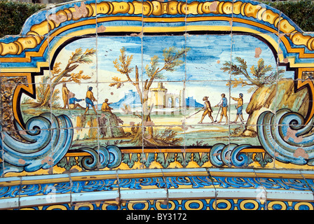 Il celebre chiostro delle Clarisse di Santa Chiara, Napoli con preziose piastrelle di maiolica in moda rococò Foto Stock