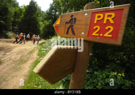 Un gruppo di persone passano da un segno di trekking su un sentiero in Sever do Vouga, Portogallo, Europa Foto Stock