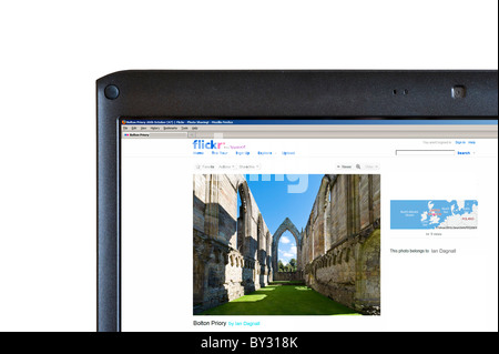 La navigazione sul sito web per la condivisione di foto su Flickr un computer portatile, REGNO UNITO Foto Stock