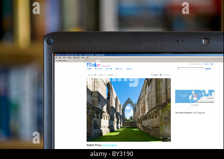 La navigazione sul sito web per la condivisione di foto su Flickr un computer portatile, REGNO UNITO Foto Stock