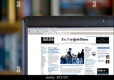 Navigare il sito del New York Times su un computer portatile, USA Foto Stock