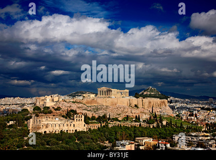 L'Acropoli di Atene sotto un cielo nuvoloso. Foto Stock