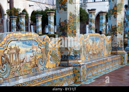 Il celebre chiostro delle Clarisse di Santa Chiara, Napoli con preziose piastrelle di maiolica in moda rococò Foto Stock