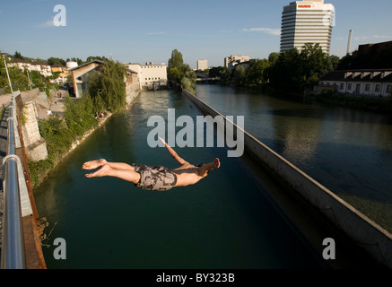 Saltando nel fiume Limmat, nella Bassa Letten luogo balneare, Zurigo, Svizzera Foto Stock
