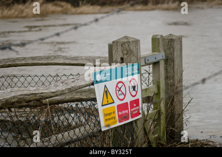 Acqua campo connesso con segno di allarme di allagamento Foto Stock