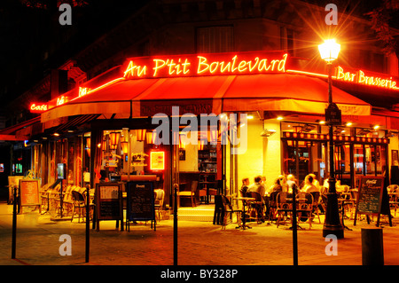 Un accogliente bistro parigino di notte Foto Stock