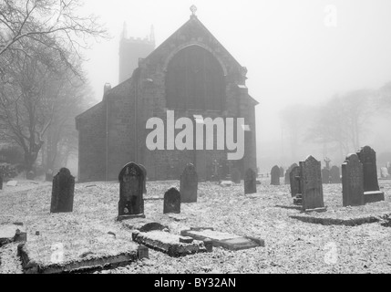 Vista di San Michele e Tutti gli Angeli chiesa e lapidi a Princetown, Dartmoor Devon UK Foto Stock