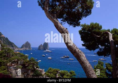 Vista dalla Marina Piccola a Faraglioni-Rocks e Sarazene-Tower, Capri, Italia Foto Stock