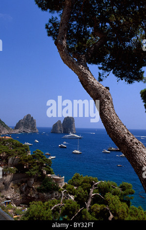 Vista dalla Marina Piccola a Faraglioni-Rocks e Sarazene-Tower, Capri, Italia Foto Stock