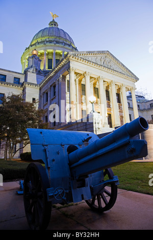 Cannone di fronte di State Capitol Building a Jackson Foto Stock