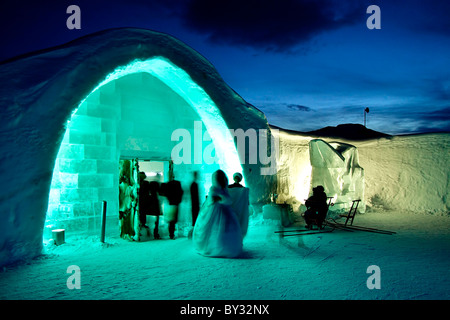 L'entrata dell'hotel di ghiaccio, in Jukkasjarvi, Lappland, Svezia. Una sposa che esce per alcune foto ricordo del suo matrimonio. Foto Stock