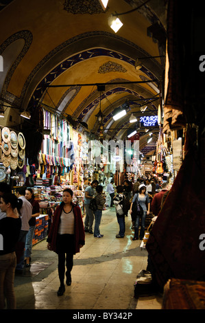 ISTANBUL, Turchia / Türkiye - ISTANBUL, Turchia - clienti in una delle tante strade dello storico Grand Bazaar di Istanbul il Grand Bazaar, uno dei mercati coperti più grandi e antichi del mondo, è un vivace centro commerciale e culturale di Istanbul. Caratterizzato da un labirinto di oltre 4.000 negozi, offre una vivace gamma di prodotti, da spezie e gioielli a tessuti e ceramiche. L'architettura storica e l'atmosfera vivace del Grand Bazaar attirano milioni di visitatori ogni anno. Foto Stock