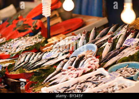 Mercato del pesce di Karakoy Istanbul Turchia // ISTANBUL, Turchia - i venditori si occupano delle bancarelle al mercato del pesce di Karakoy vicino al ponte Galata sulla riva settentrionale del Corno d'Oro. Conosciuto localmente come il Karakoy Balik Pazari, il mercato serve residenti locali e ristoranti nelle vicinanze, con il commercio principale concentrato al mattino quando la selezione delle specie è più fresca e varia. Foto Stock