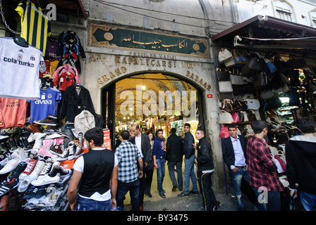 Ingresso al Grand Bazaar Istanbul Turchia / ISTANBUL, Turchia - porta 9 del Kapalıçarşı, uno dei 22 ingressi allo storico Grand Bazaar di Istanbul. Il perimetro esterno del complesso è così densamente fiancheggiato da negozi aggiuntivi che le porte stesse possono essere facilmente perdersi nel trambusto circostante; oltre di esse, le strade coperte si restringono costantemente in un labirinto interno. Il nucleo del bazar, il Cevahir Bedesten, una sala in muratura a cupola costruita dal sultano Mehmed II tra il 1455 e il 1461, fu dotato di una pia fondazione i cui affitti finanziarono la moschea di Hagia Sophia appena convertita, legando il grea della città Foto Stock