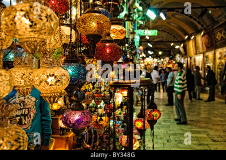 ISTANBUL, Turchia / Türkiye - ISTANBUL, Turchia - il Gran Bazar di Istanbul include molti negozi che vendono luci sospese dai colori vivaci con un design a goccia di mosaici di vetro colorati. Il Grand Bazaar, uno dei mercati coperti più grandi e antichi del mondo, è un vivace centro commerciale e culturale di Istanbul. Caratterizzato da un labirinto di oltre 4.000 negozi, offre una vivace gamma di prodotti, da spezie e gioielli a tessuti e ceramiche. L'architettura storica e l'atmosfera vivace del Grand Bazaar attirano milioni di visitatori ogni anno. Foto Stock