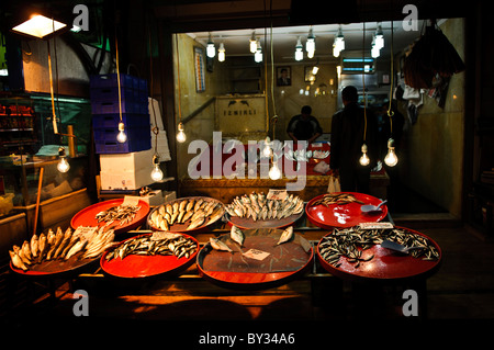 L'ultimo di del pescato del giorno è sul display in serata ad un pesce fresco negozio accanto al Bazar delle Spezie (noto anche come il Bazaar Egyption) ad Istanbul in Turchia. Foto Stock