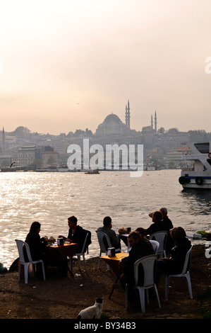 Moschea Suleymaniye dal mercato del pesce di Karakoy Istanbul // ISTANBUL, Turchia - cena in un ristorante di pesce accanto al mercato del pesce di Karakoy a Istanbul vicino al Ponte Galata. In lontananza, attraverso il Corno d'Oro, si trova la Moschea Suleymaniye sullo skyline. Foto Stock