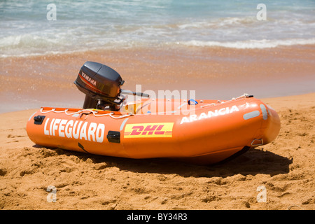 Gommone di salvataggio Orange surf con motore fuoribordo Yamaha, Avalon Beach, Sydney, Australia Foto Stock