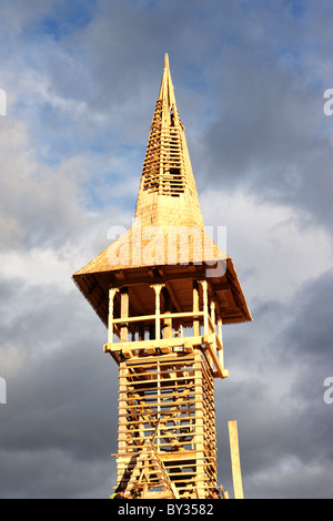 Vista in dettaglio della chiesa in legno torre campanaria essendo costruito contro il cielo blu Foto Stock