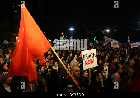 Gli israeliani prendono parte a una manifestazione di sinistra contro nuovi disegni di legge che richiedono controlli di background sui gruppi di sinistra a Tel Aviv Israele Foto Stock