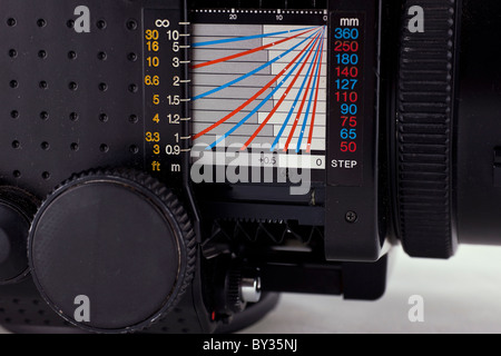Close-up di una fotocamera di medio formato che mostra la scala di messa a fuoco Foto Stock