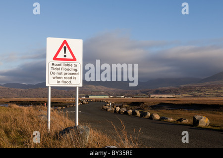 Un gallese bilingue Inglese/cartello stradale che mostra una strada soggette ad inondazioni in anticipo Foto Stock