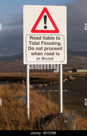 Un gallese bilingue Inglese/cartello stradale che mostra una strada soggette ad inondazioni in anticipo Foto Stock