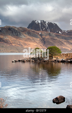 Una vista di Slioch dalle sponde del Loch Maree in Wester Ross, Scotland, Regno Unito. Foto Stock